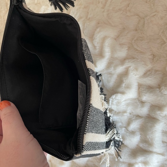 EUC Adorable fringe b&w clutch w faux black leather, cute tassel & zipper - Picture 8 of 16